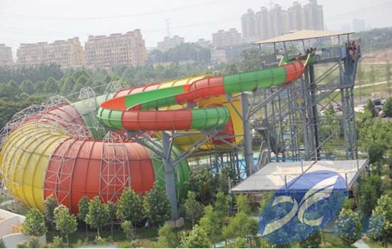 地區(qū)巨蟒滑梯